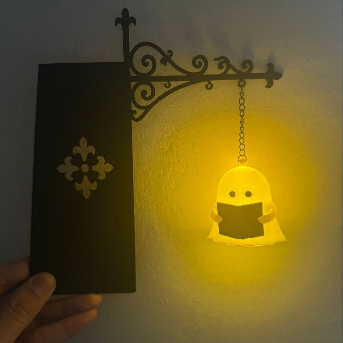 Decorative Bookshelf Lights – Mini Lanterns, Ghosts & More