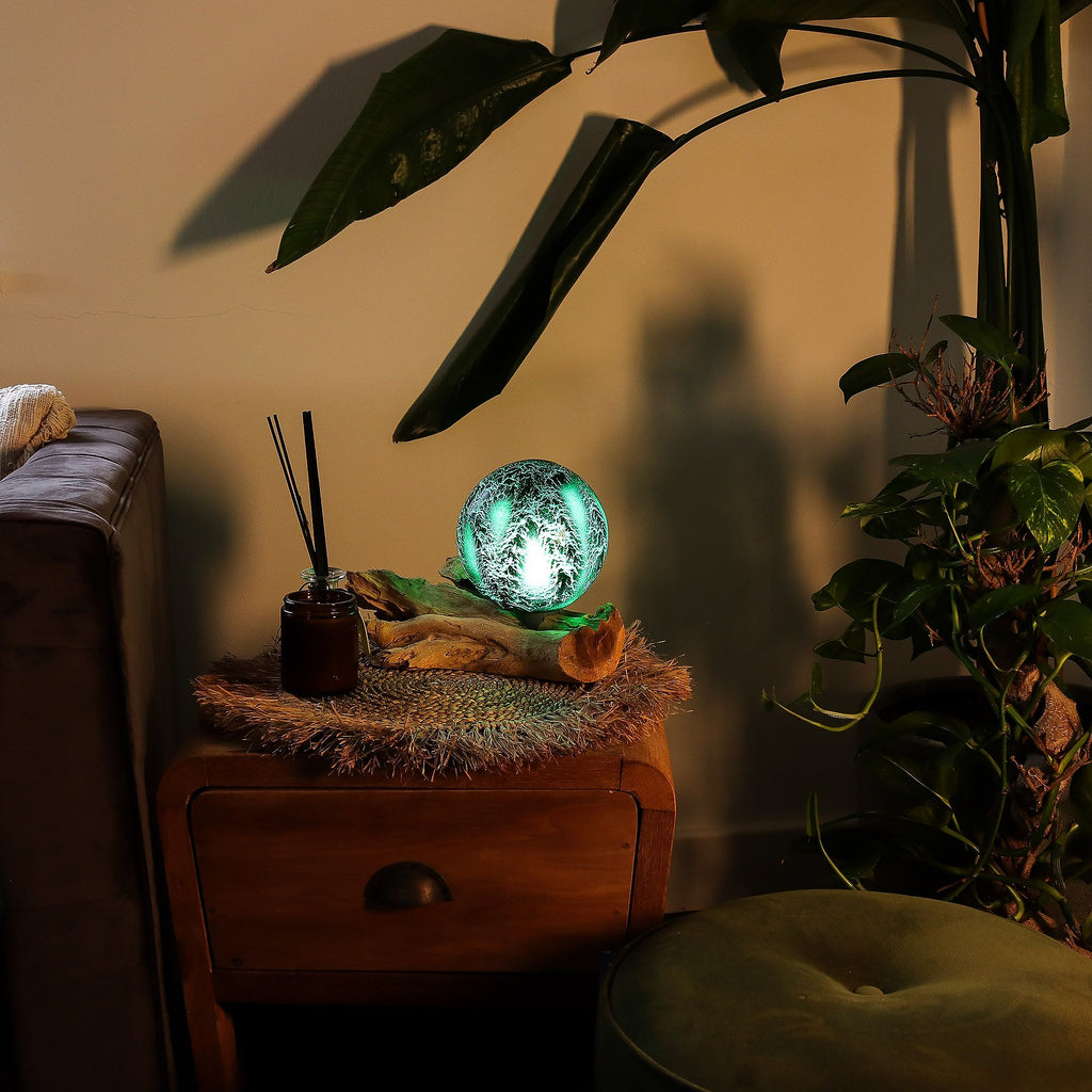 DriftGlow Emerald Crackle Lamp – Driftwood Base