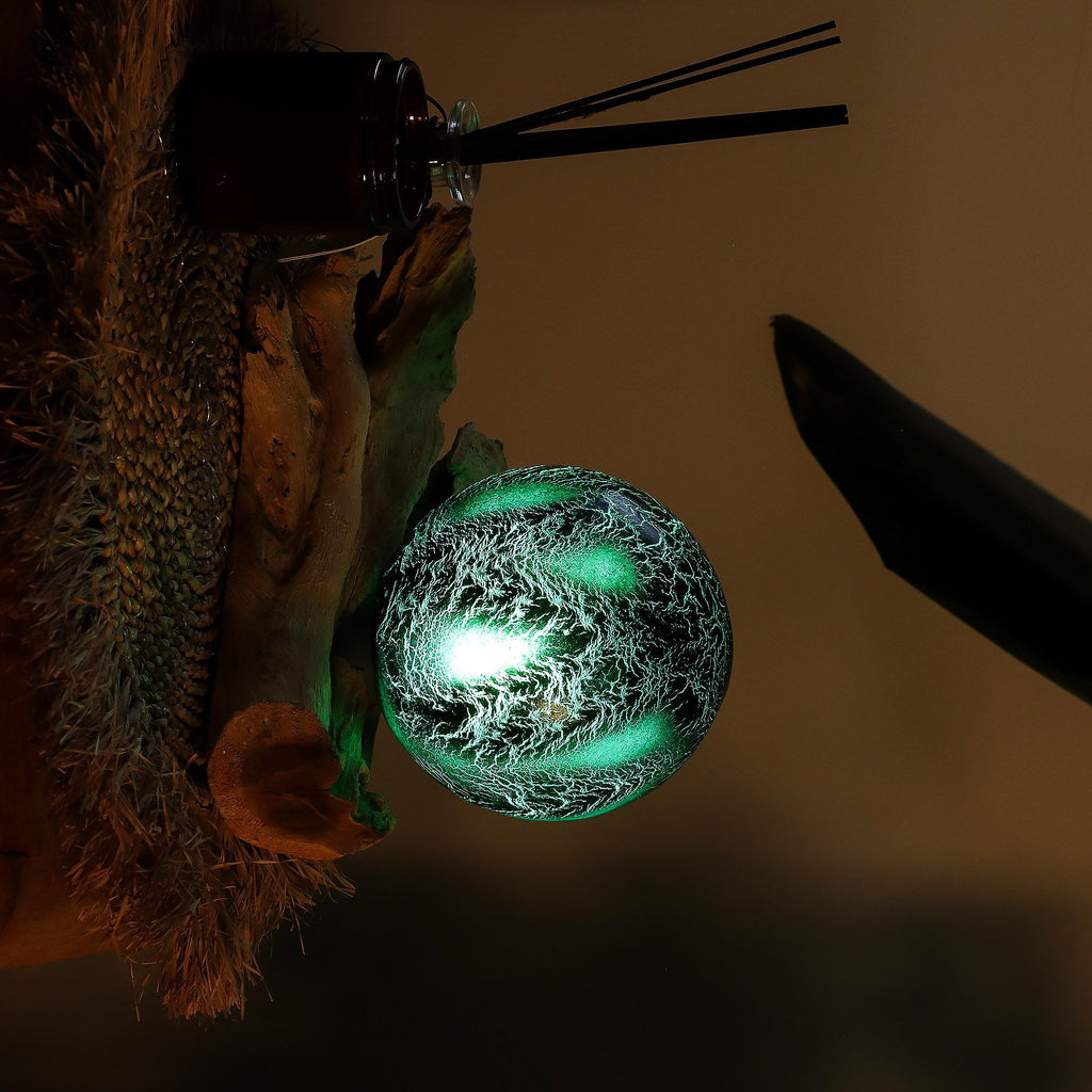 DriftGlow Emerald Crackle Lamp – Driftwood Base