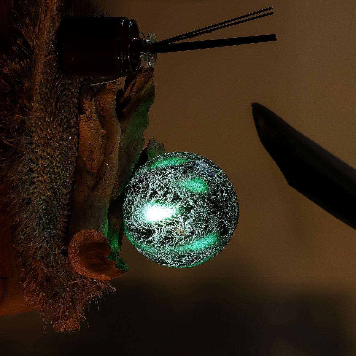 DriftGlow Emerald Crackle Lamp – Driftwood Base